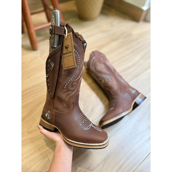 BOTA TEXANA EM COURO BORDADO PONTILHADO E NOSSA SENHORA COM TRICE + BAINHA + FACA E SOLADO DE MADEIRA