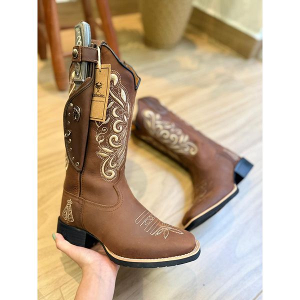 BOTA TEXANA EM COURO MARROM BORDADO RAMOS E NOSSA SENHORA BEGE + BAINHA + FACA