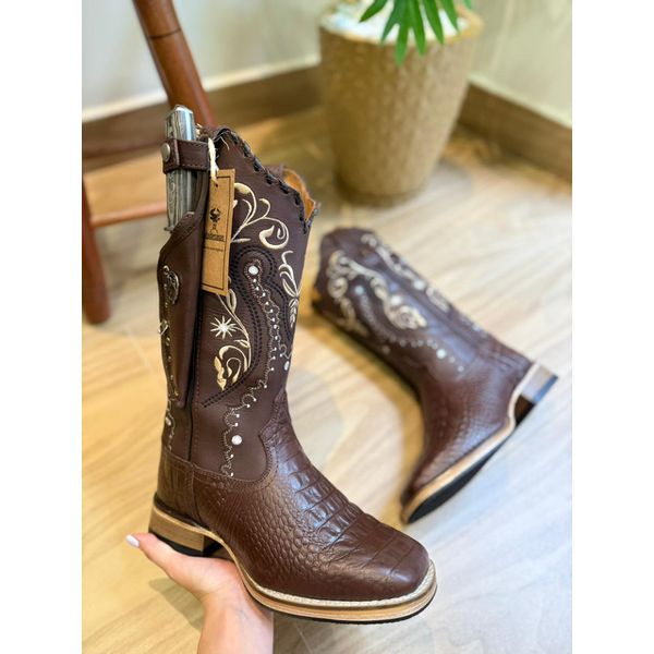 BOTA TEXANA EM COURO ESTILIZADO JACARÉ BORDADO TRIBAL + BAINHA + FACA SOLADO DE MADEIRA E TRICE