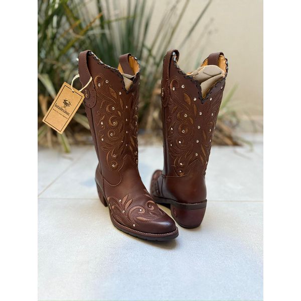 BOTA TEXANA EM COURO BORDADO RAMOS MARROM BICO FINO SOLADO PVC COM METAIS E TRICE