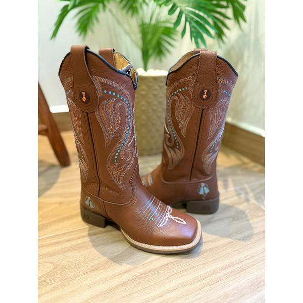 BOTA TEXANA EM COURO MUSTANG BORDADO PONTILHADO AZUL E NOSSA SENHORA CALCANHAR