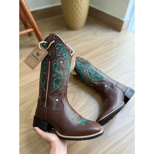 BOTA TEXANA EM COURO LATEGO MARROM BORDADO TRIBAL E FLORAO BEGE E VERDE