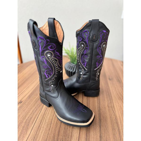 BOTA TEXANA EM COURO LATEGO PRETO BORDADO TRIBAL E FLORAO BEGE E ROXO