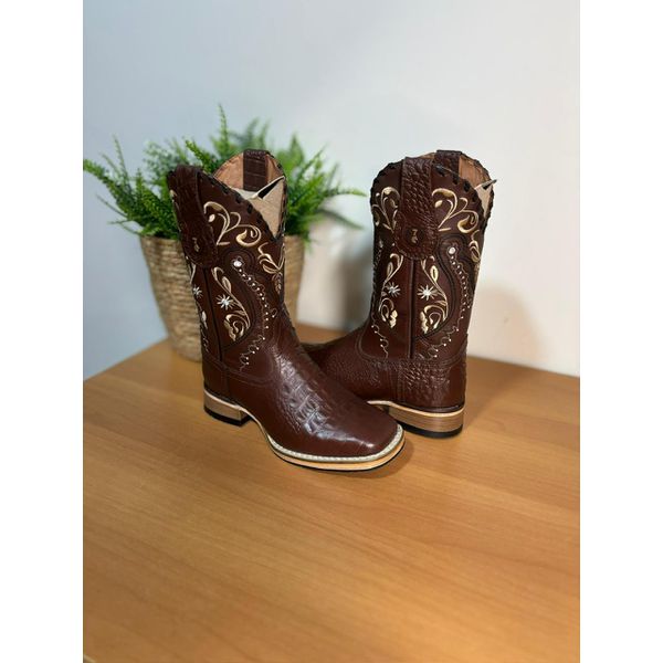 BOTA TEXANA EM COURO ESTILIZADO JACARÉ MARROM BORDADO TRIBAL COM TRICE SOLADO DE MADEIRA CANO TRADICIONAL 