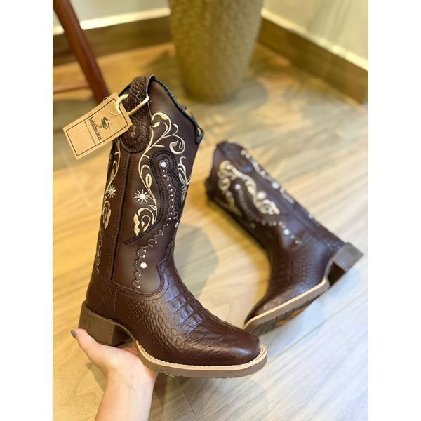 PRONTA ENTREGA BOTA TEXANA EM COURO ESTILIZADO JACARÉ MARROM BORDADO TRIBAL BEGE