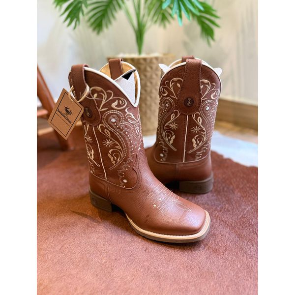 BOTA TEXANA EM COURO MUSTANG BORDADO TRIBAL E FLORAO BEGE COM METAIS DOURADO CANO TRADICIONAL