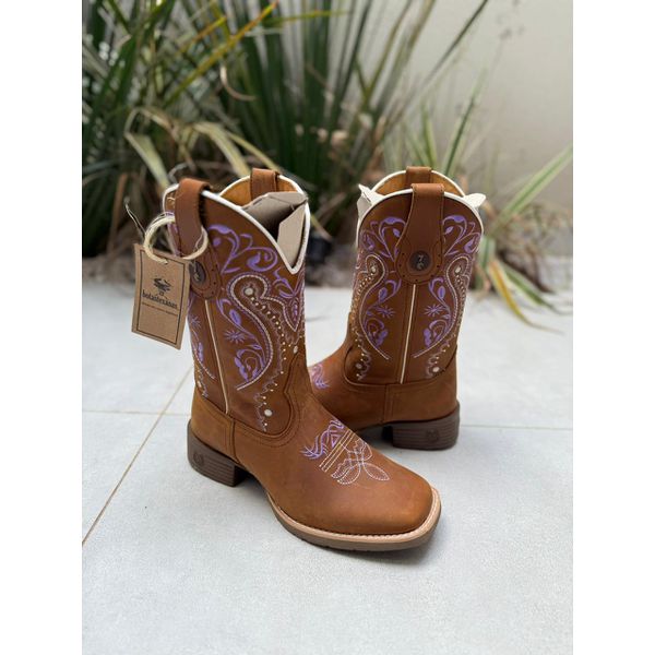 BOTA TEXANA EM COURO HORSE HAVANA BORDADO TRIBAL BEGE E ROXO / LILAS CANO TRADICIONAL