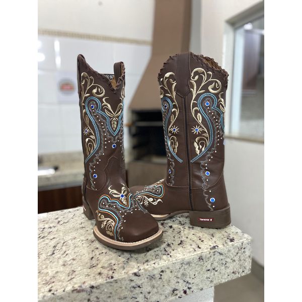 BOTA TEXANA EM COURO MARROM BORDADO TRIBAL DOURADO E VERDE