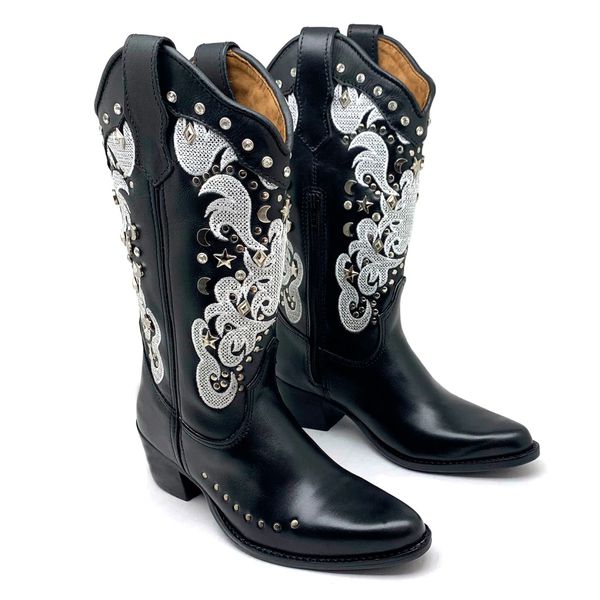 BOTA TEXANA EM COURO PRETO BORDADA E COM METAIS BICO FINO