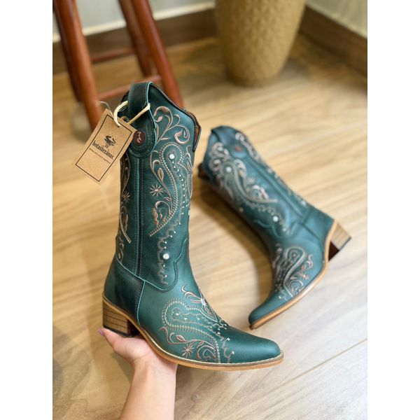 BOTA TEXANA EM COURO VERDE BORDADO TRIBAL SOLADO BICO FINO MADEIRA
