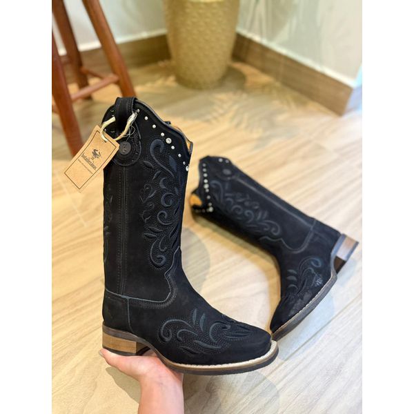 BOTA TEXANA EM COURO NOBUCK PRETO BORDADO RAMOS ALL BLACK SOLA RUSTICA COM METAIS E STRASS