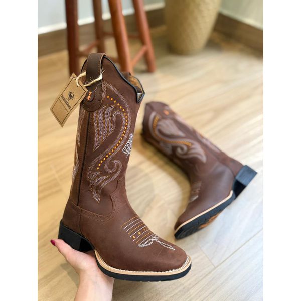 BOTA TEXANA EM COURO HORSE NESCAU BORDADO PONTILHADO BRANCO E LARANJA E NOSSA SENHORA