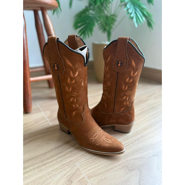 BOTA TEXANA EM COURO NOBUCK CASTOR BORDADO BEGE E LARANJA BICO FINO SOLADO DE MADEIRA