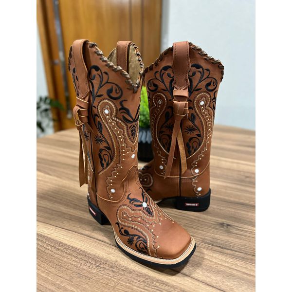 BOTA TEXANA EM COURO BORDADO TRIBAL COM TRICE E CORDINHAS