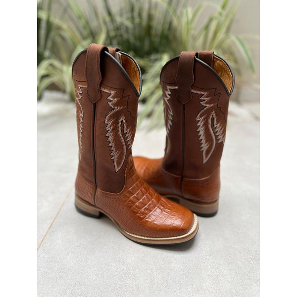 BOTA TEXANA EM COURO ESTILIZADO BORDADA SOLADO DE MADEIRA
