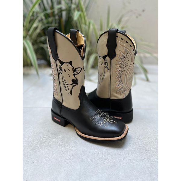 BOTA TEXANA EM COURO PRETO E OFF WHITE BORDADO BOI + FLORÃO
