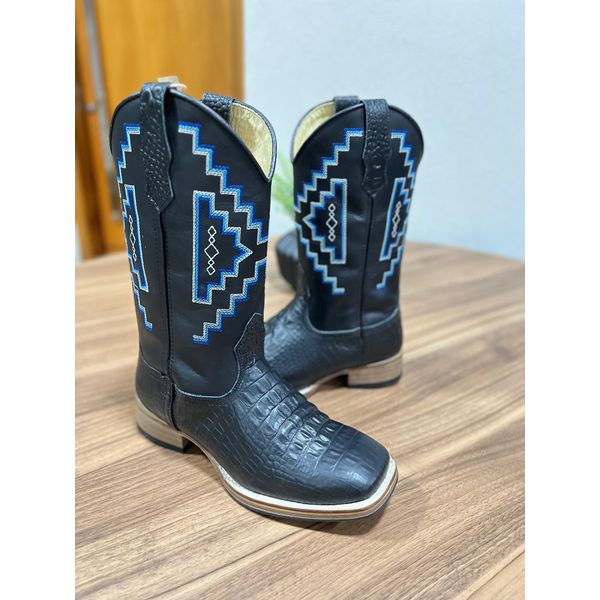 BOTA TEXANA EM COURO PRETO ESTILIZADO BORDADO AZUL E BRANCO SOLADO DE MADEIRA 