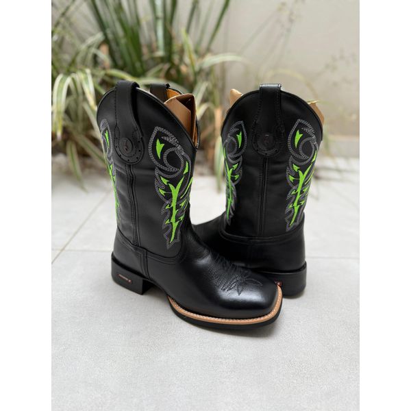 BOTA TEXANA EM COURO PRETO BORDADO VERDE