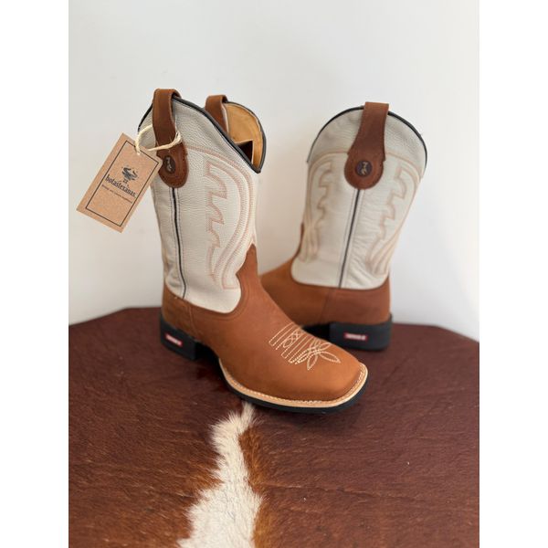BOTA TEXANA EM COURO OFF WHITE E MARROM BORDADO BEGE SOLADO PRETO
