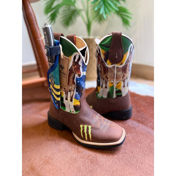 KIT BOTA TEXANA EM COURO CANO ESTAMPADO MULA BANDEIRA BRASIL + MONSTER E CRUZ + KIT FACA