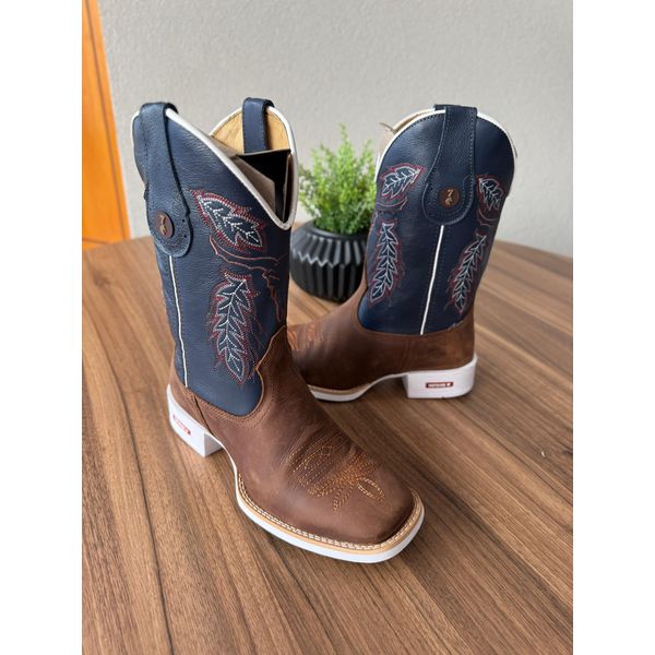 BOTA TEXANA EM COURO AZUL E MARROM BORDADO TOURO SOLADO BRANCO 