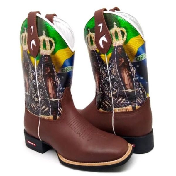 BOTA TEXANA EM COURO CANO ESTAMPADO NOSSA SENHORA E BANDEIRA DO BRASIL