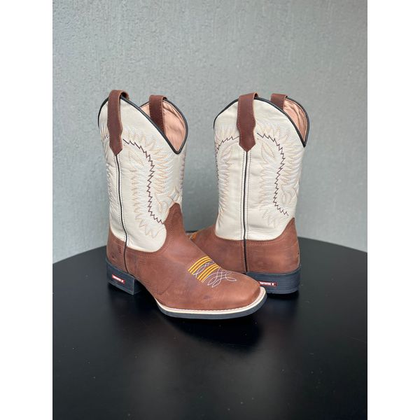 BOTA TEXANA EM COURO BORDADO LINHAS