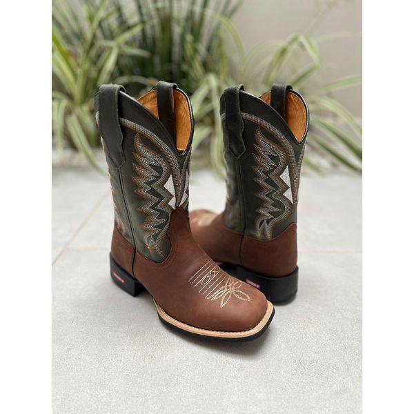 BOTA TEXANA EM COURO VERDE BORDADO SOLADO PRETO