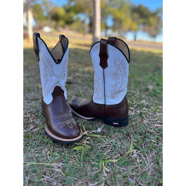 BOTA TEXANA EM COURO BRANCO SOLADO PRETO BICO REDONDO