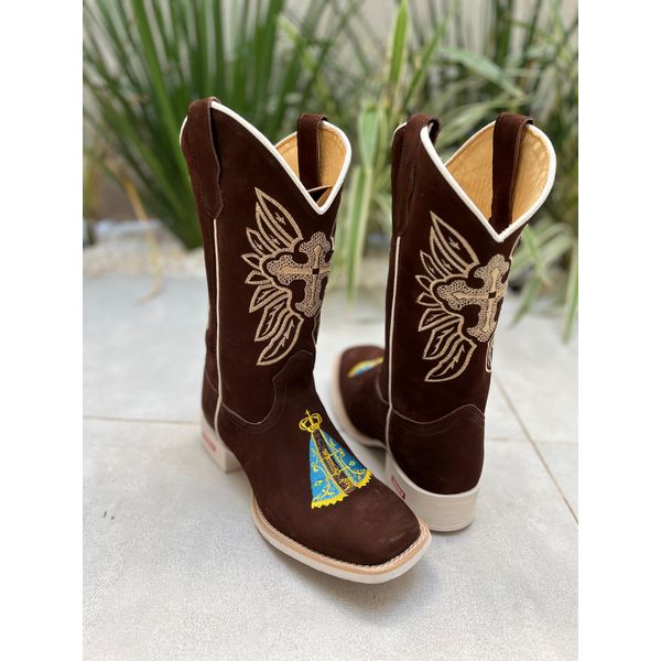 BOTA TEXANA EM COURO NOBUCK BORDADO NOSSA SENHORA + CRUZ SOLADO BRANCO