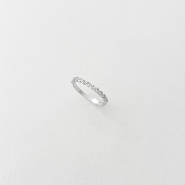 Anel fininho zircônias redondas prata 925 