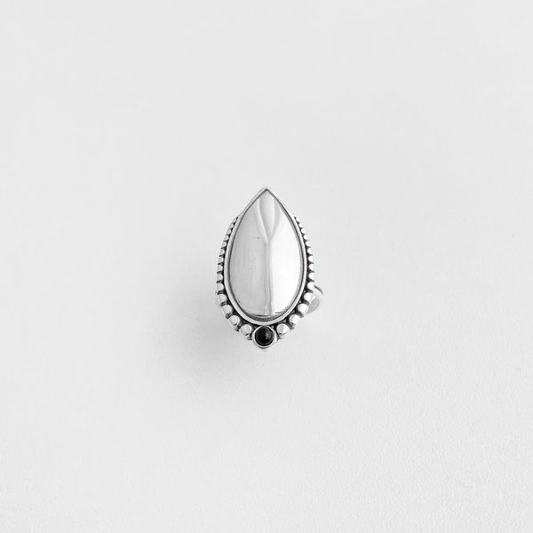 Anel indiano estilo gota com pedrinha ônix prata 925 