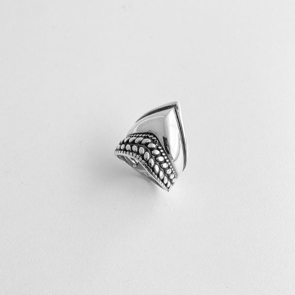 Anel indiano liso estilo V com detalhes bolinhas prata 925 