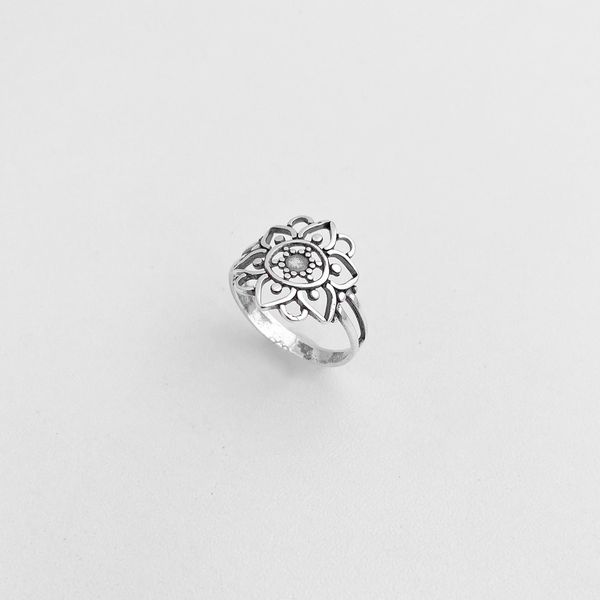 Anel vazado trabalhado flor de lotus prata 925 