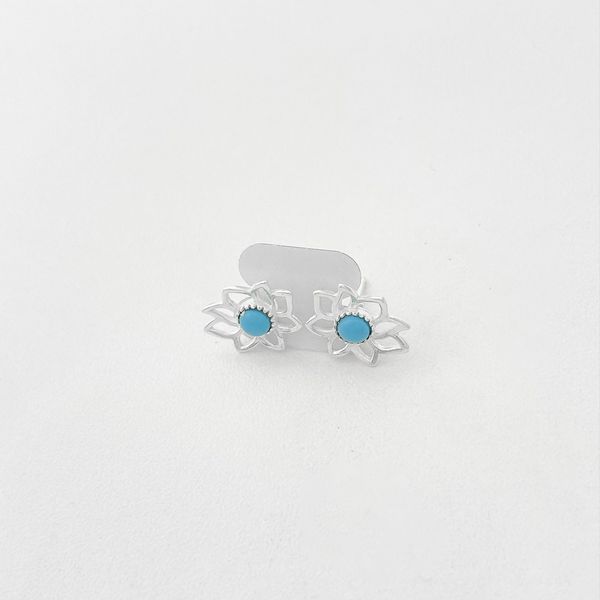 Brinco flor de lótus vazada com pedra turquesa no meio prata 925