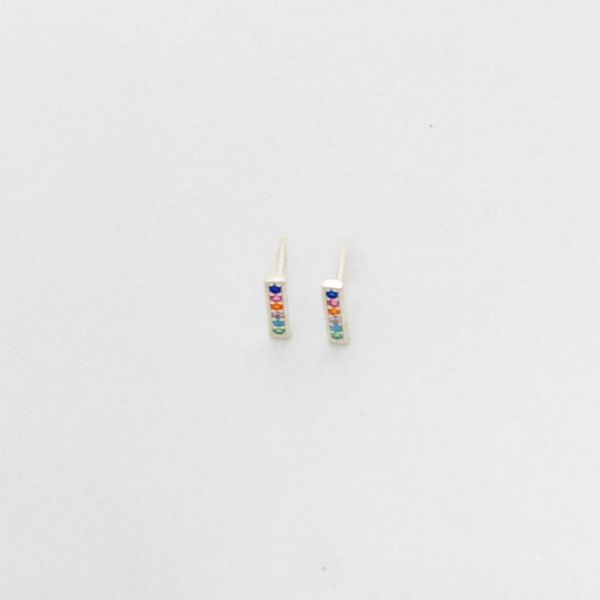 Brinco retinho pequeno microzircônias coloridas prata 925