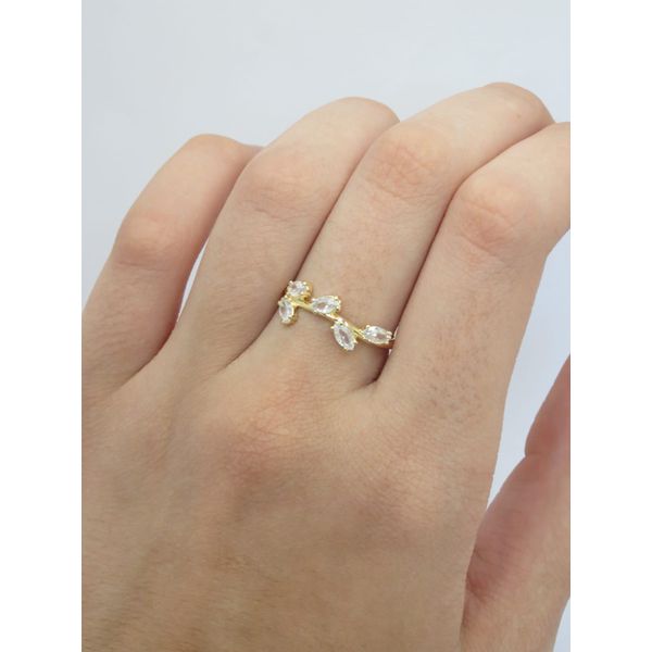 Anel com Zircônias de 5x3mm