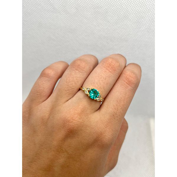 Anel Com Folhas E Pedra Verde - BRIDA FOLHEADOS