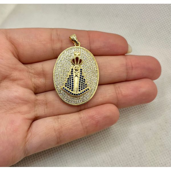 Pingente Oval Nossa Senhora Cravejada - BRIDA FOLHEADOS