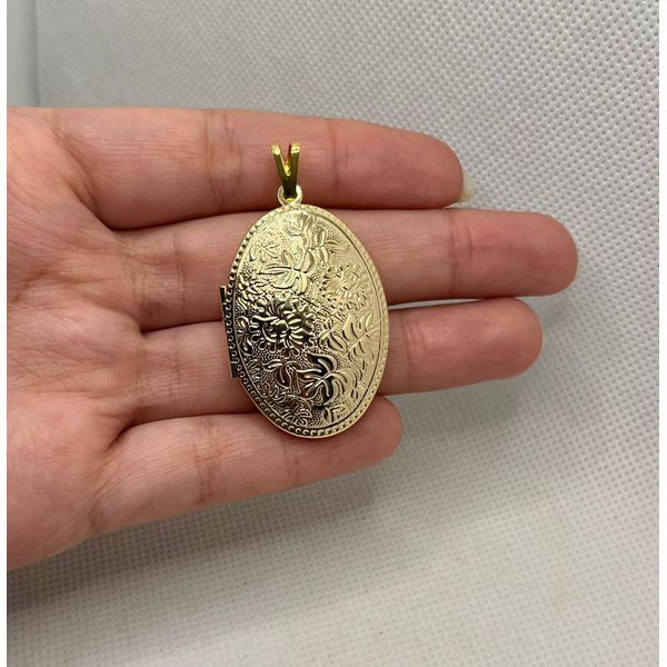 Pingente Relicário Oval Com Detalhes de ... - BRIDA FOLHEADOS