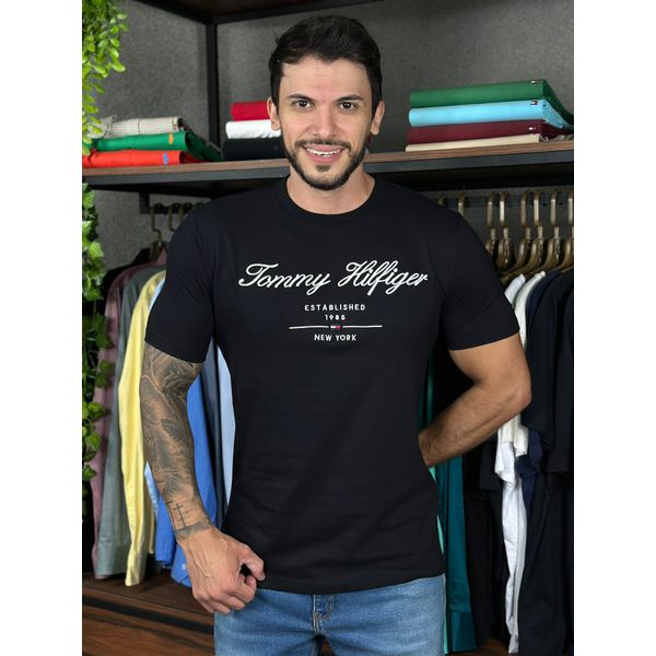 Camiseta TH Preto. 