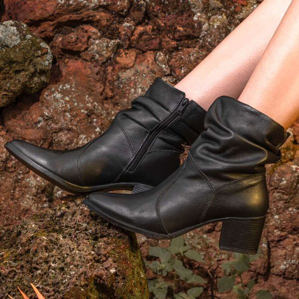 Bota Feminina Couro Cano Sanfonado Bico Fico Casual Preta