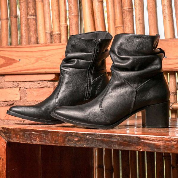 Bota Feminina Couro Cano Sanfonado Bico Fico Casual Preta
