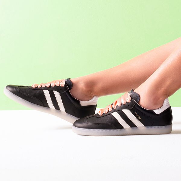 Tênis Feminino Casual Preto com Cetim Rosa Retrô em Couro
