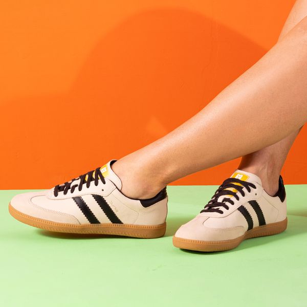 Tênis Feminino Casual Bege com Preto Retrô em Couro