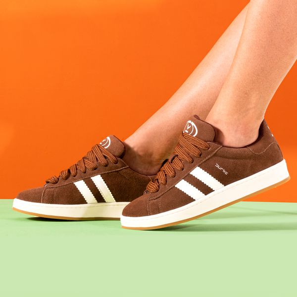 Tênis Feminino Casual Chocolate com Branco Estilo Skatista Retrô em Couro