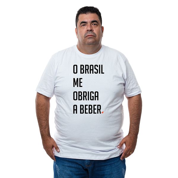 Camiseta Plus Size o Brasil Me Obriga a Beber