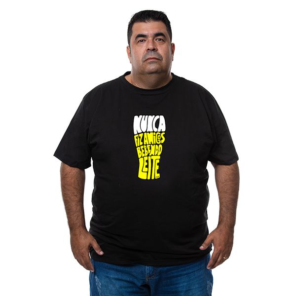 Camiseta Plus Size Nunca Fiz Amigo Bebendo Leite Com Abridor