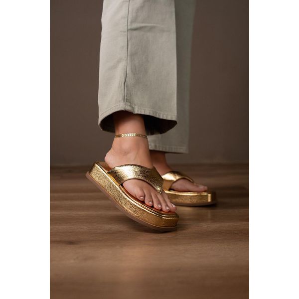 SANDÁLIA FLATFORM DEDO TIRA CAVADA_1895 - OURO