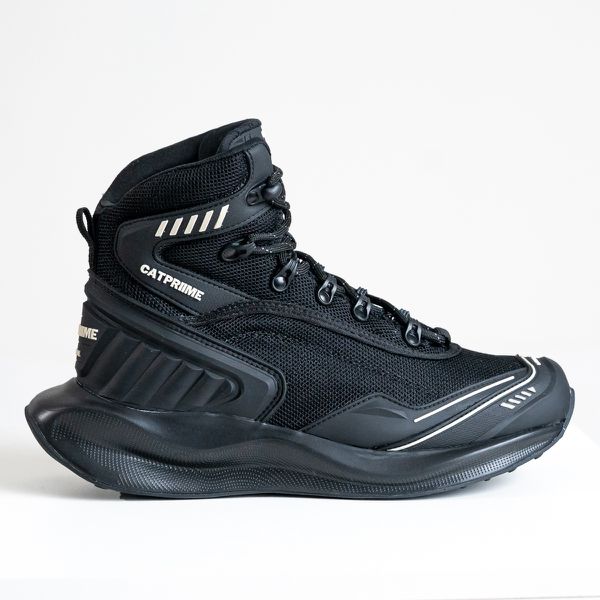 Bota Lion Preta em nylon com solado em EVA e TPU.